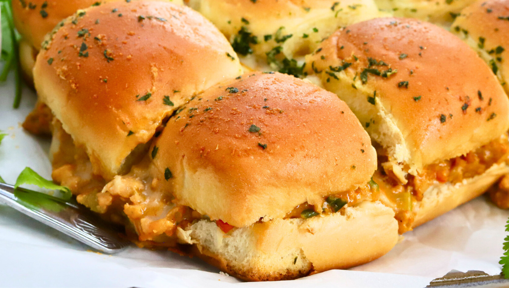 Cheesy pull-apart ground chicken sliders with queso and Hawaiian rolls – crowd-pleasing chicken appetizer or game day dinner