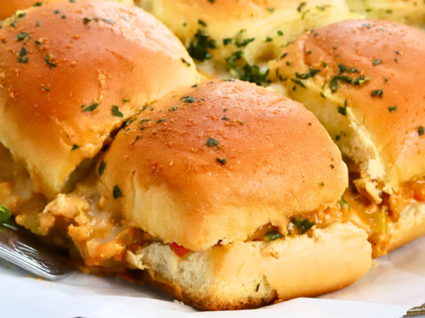 Cheesy pull-apart ground chicken sliders with queso and Hawaiian rolls – crowd-pleasing chicken appetizer or game day dinner