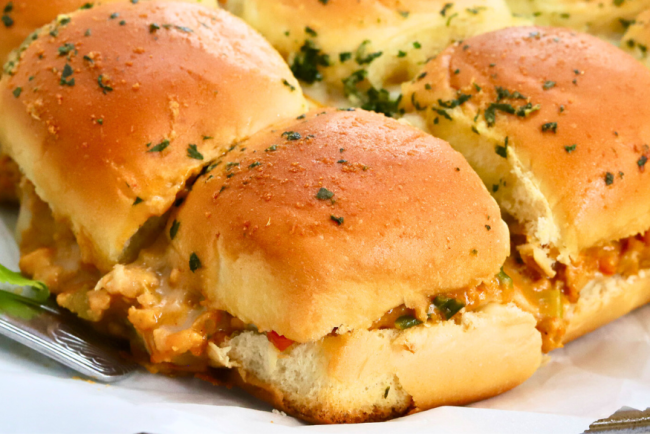 Cheesy pull-apart ground chicken sliders with queso and Hawaiian rolls – crowd-pleasing chicken appetizer or game day dinner