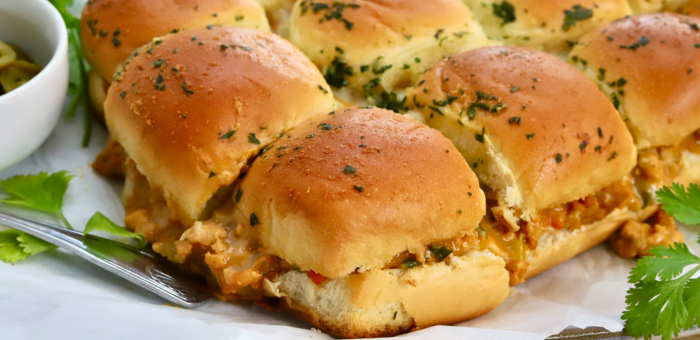 Cheesy pull-apart ground chicken sliders with queso and Hawaiian rolls – crowd-pleasing chicken appetizer or game day dinner
