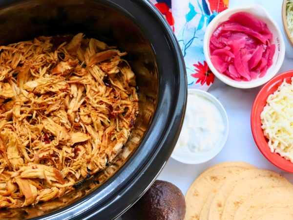 Slow cooker honey chipotle shredded chicken with taco toppings and corn tortillas – spicy chicken meal prep tacos